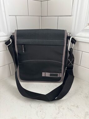 ECCO Small Crossbody Messenger Bag in Black